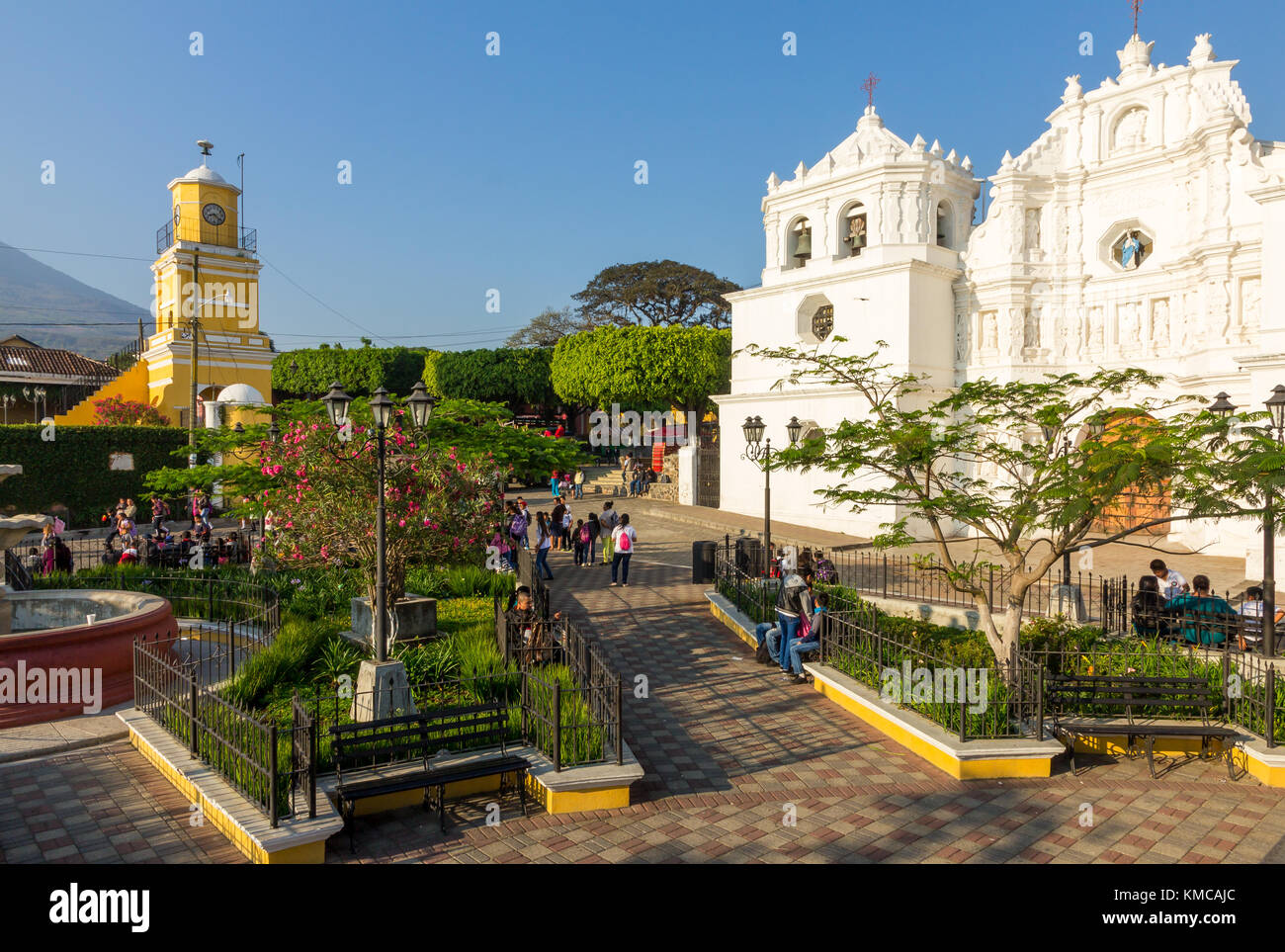 Kathedrale und Rathausturm am Hauptplatz Ciudad Vieja Guatemala Stockfoto