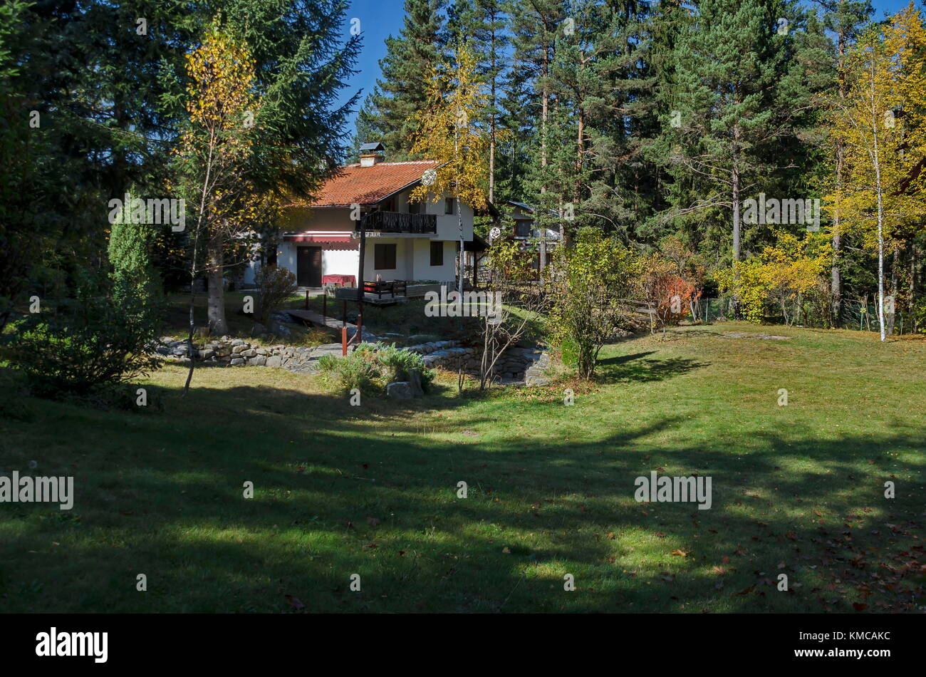 Wald Haus im Villenviertel von bulgarischen Dorf Mala tsarkva, Rila Gebirge, Bulgarien Stockfoto