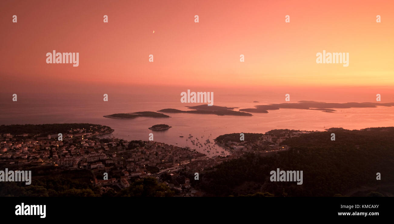 Panoramablick auf Hvar und kleinen Inseln von View Point bei Sonnenuntergang, Kroatien Stockfoto