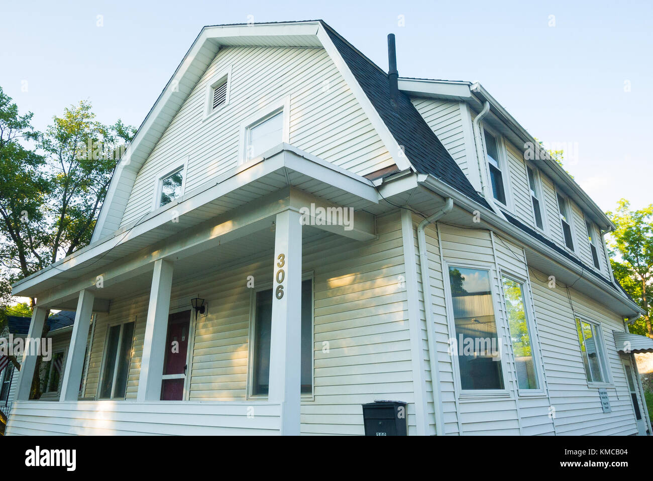 Außenansicht eines weißen Holzhauses in einer ruhigen Vorstadtstraße in Ann ABoR, Michigan, USA. Stockfoto
