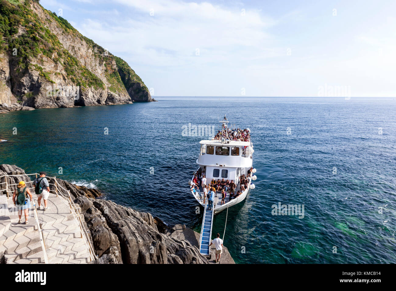 Touristen Boot entlang der italienischen Riviera in Riomaggiore, Cinque  Terre, der Provinz von La Spezia, Ligurien, Italien Stockfotografie - Alamy