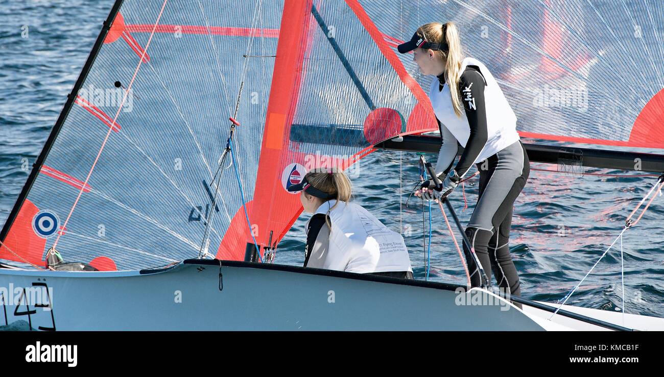 Kinder segeln Racing, bunten Jollensegeln action unter unseren Yacht Segler von Morgen auf malerischen Lake Macquarie. Stockfoto