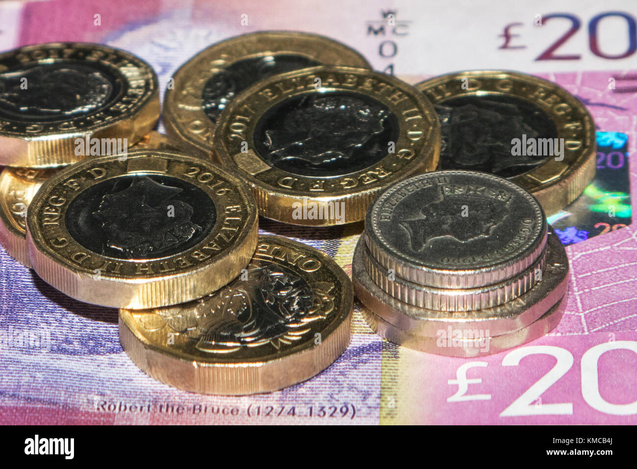 Ein Pfund Münzen und 20 Pence und 5 Pence Stücke, in Höhe von insgesamt £ 7.50, Vertreter der nationalen Lohn in Großbritannien (2017) für Personen im Alter von 25 und mehr Stockfoto