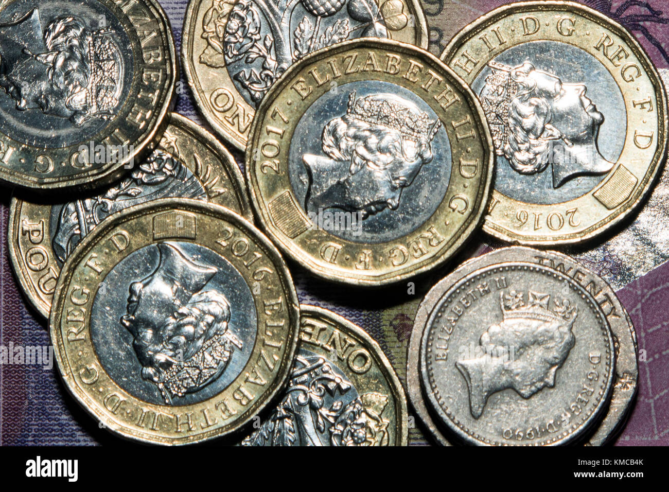 Ein Pfund Münzen und 20 Pence und 5 Pence Stücke, in Höhe von insgesamt £ 7.50, Vertreter der nationalen Lohn in Großbritannien (2017) für Personen im Alter von 25 und mehr Stockfoto