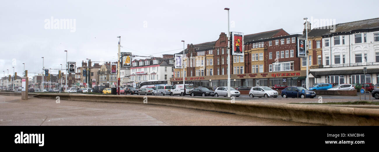 Landschaft Panorama von der Promenade in Blackpool mit Hotel Fassaden und geparkte Autos Stockfoto