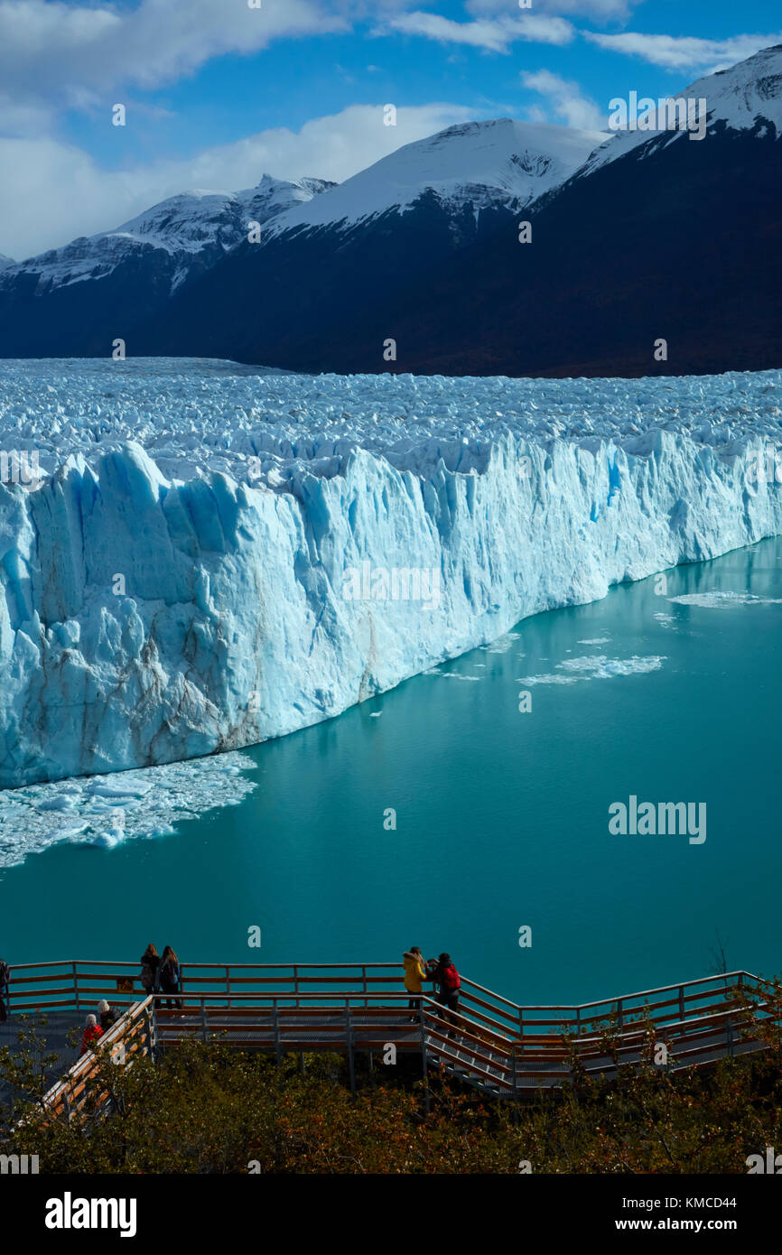 Touristen auf Gehweg und Perito Moreno Gletscher, Parque Nacional Los Glaciares (World Heritage Area), Patagonien, Argentinien, Südamerika Stockfoto