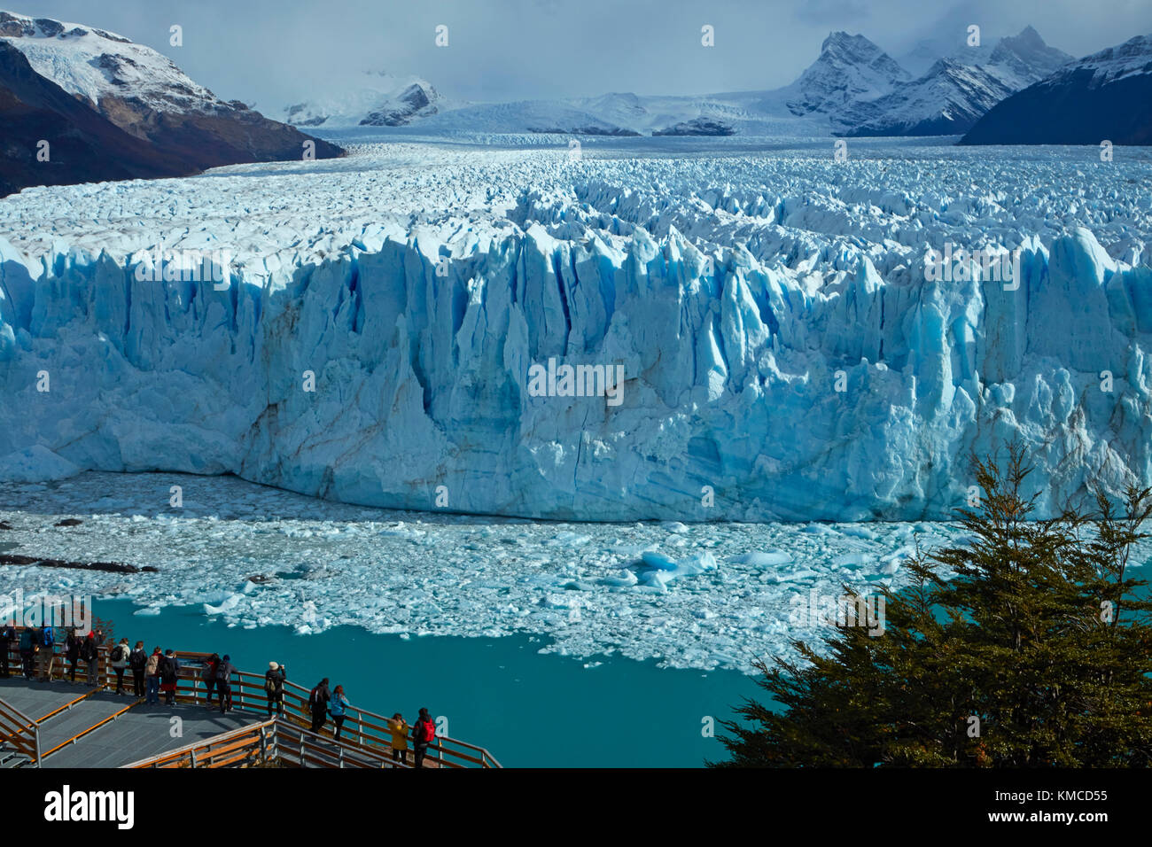 Touristen auf Gehweg und Perito Moreno Gletscher, Parque Nacional Los Glaciares (World Heritage Area), Patagonien, Argentinien, Südamerika Stockfoto