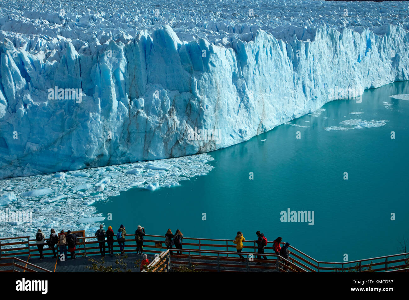 Touristen auf Gehweg und Perito Moreno Gletscher, Parque Nacional Los Glaciares (World Heritage Area), Patagonien, Argentinien, Südamerika Stockfoto