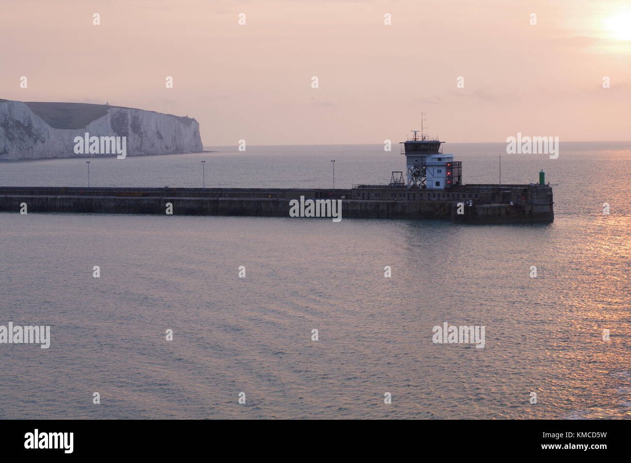 Turneresque Sonnenaufgang über dem Hafen von Dover, Kent, Großbritannien mit Weißen Klippen Stockfoto