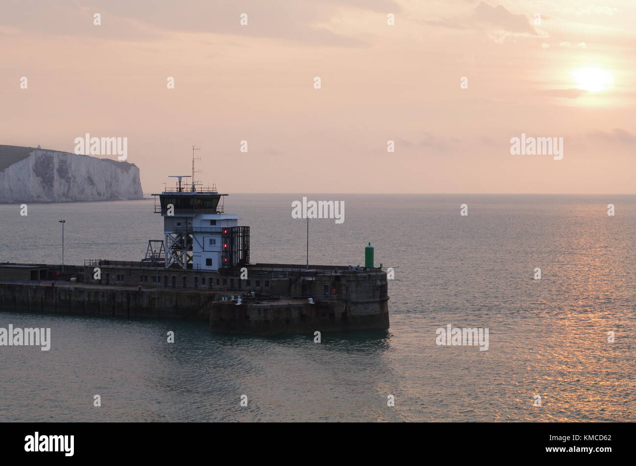 Turneresque Sonnenaufgang über dem Hafen von Dover, Kent, Großbritannien mit Weißen Klippen Stockfoto