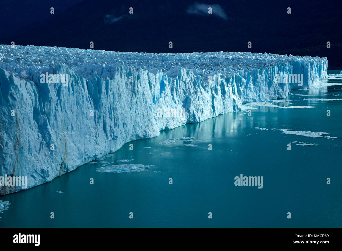 Terminal Gesicht des Gletschers Perito Moreno, und der Lago Argentino, Parque Nacional Los Glaciares (World Heritage Area), Patagonien, Argentinien, Südamerika Stockfoto