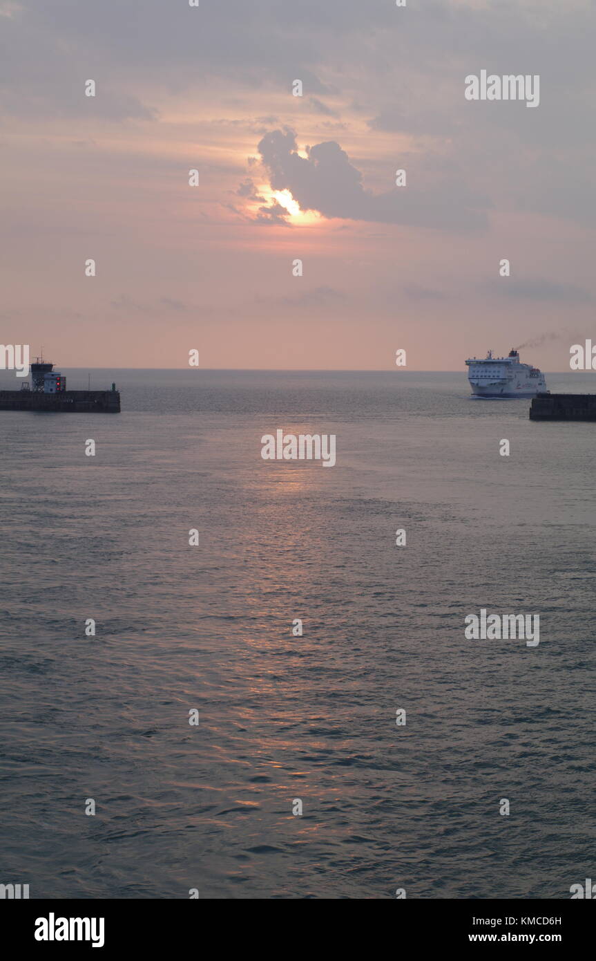 Turneresque Sonnenaufgang über dem Hafen von Dover, Kent, Großbritannien Stockfoto