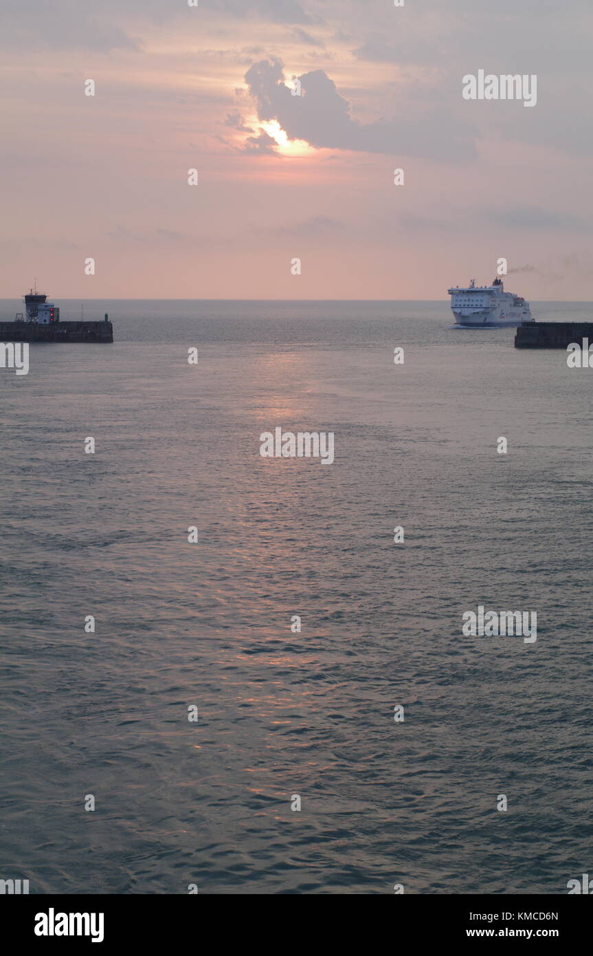 Turneresque Sonnenaufgang über dem Hafen von Dover, Kent, Großbritannien Stockfoto