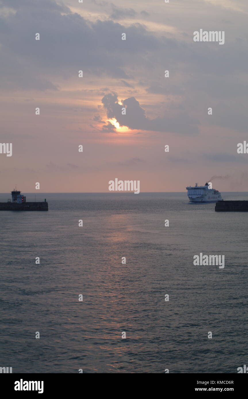 Turneresque Sonnenaufgang über dem Hafen von Dover, Kent, Großbritannien Stockfoto