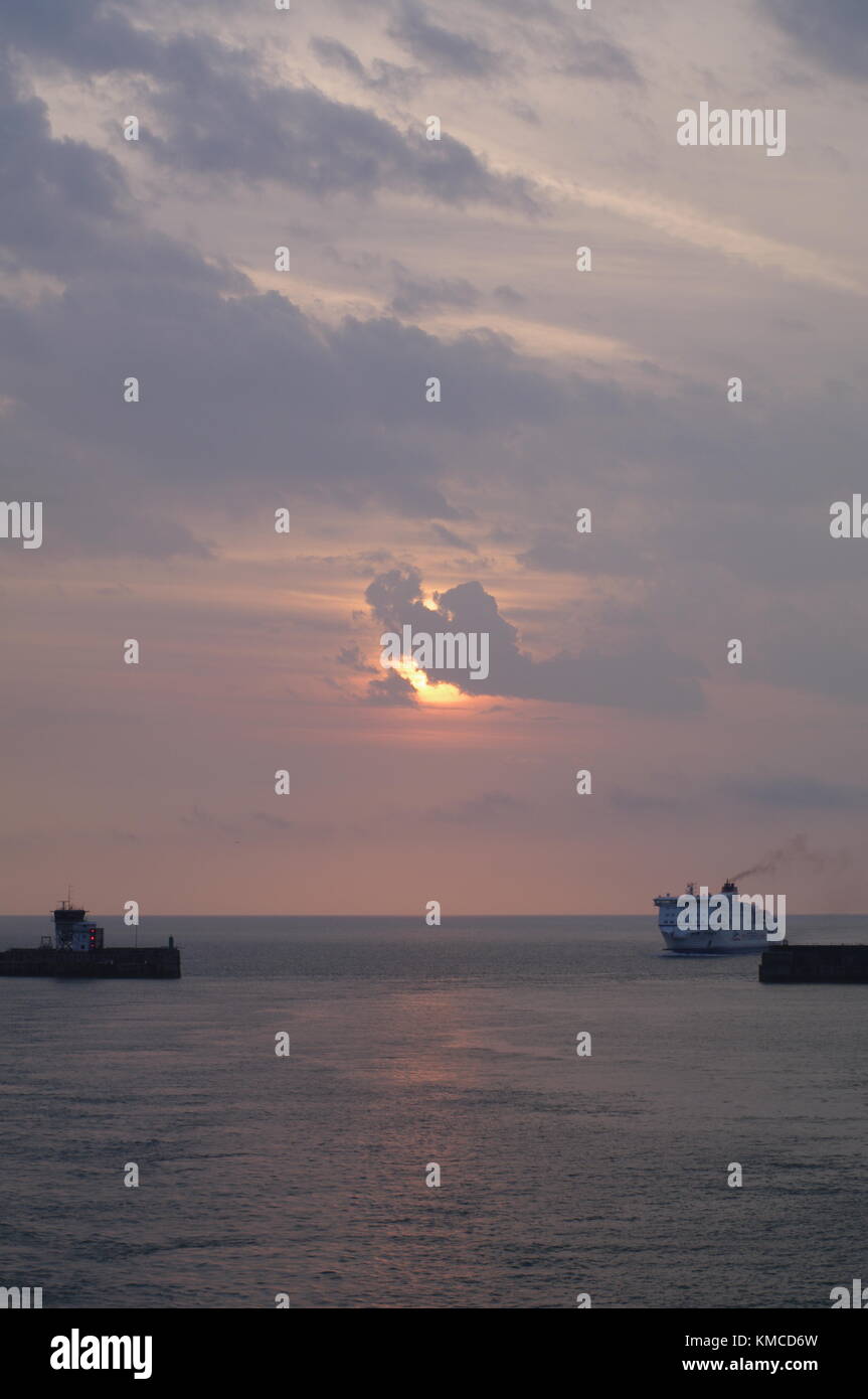 Turneresque Sonnenaufgang über dem Hafen von Dover, Kent, Großbritannien Stockfoto
