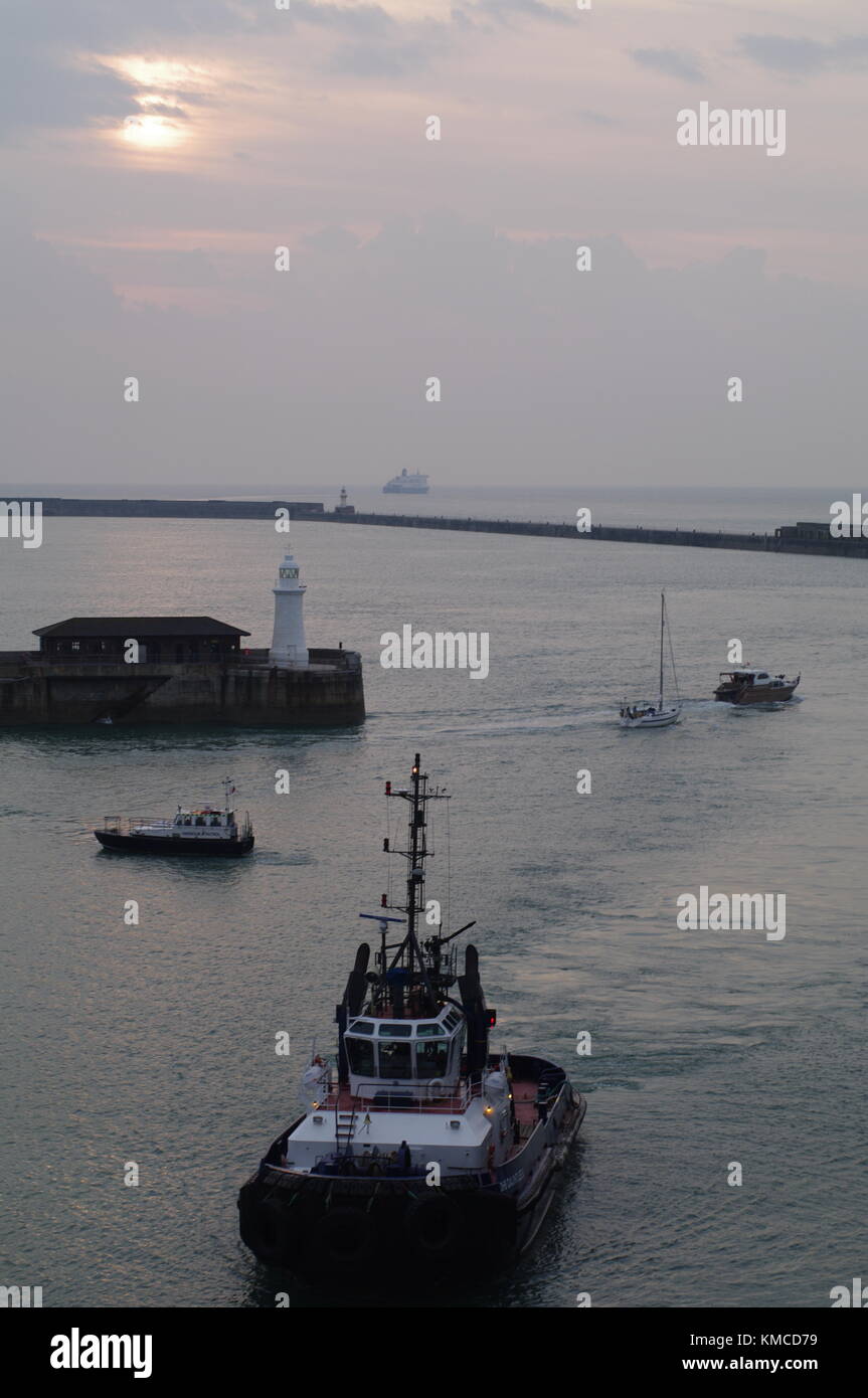 Turneresque Sonnenaufgang über dem Hafen von Dover, Kent, Großbritannien Stockfoto