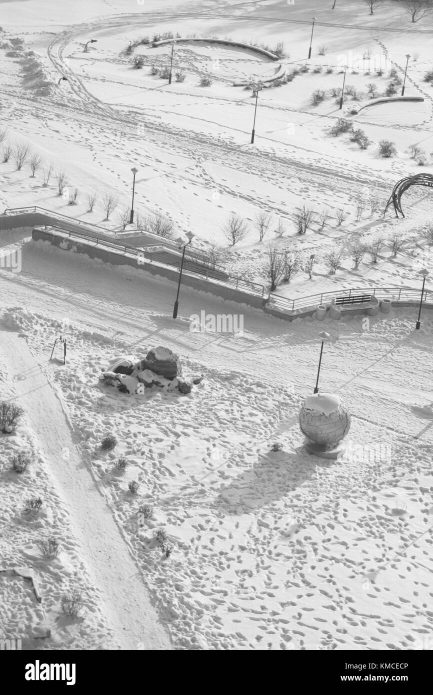 Pfad und Spuren im Schnee. Winter Blick von oben, Ansicht von oben, ein schwarz-weiß Foto Stockfoto