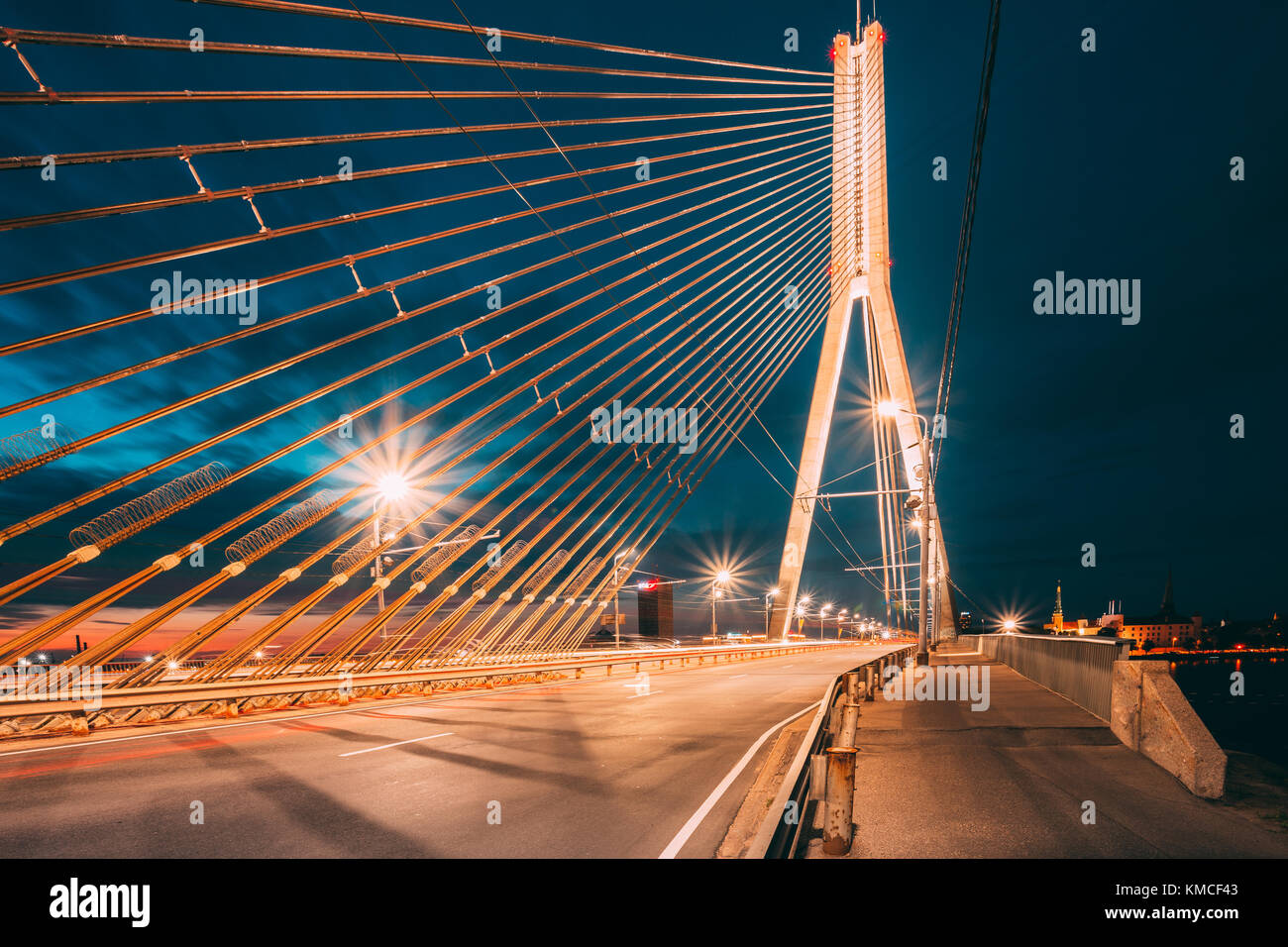 Deckbänder der vansu Brücke (vormals Gorki Brücke) in Riga, Lettland. 595 Meter in der Länge. vansu Brücke - eines der Symbole der modernen Riga. Schrägseilbrücke Stockfoto