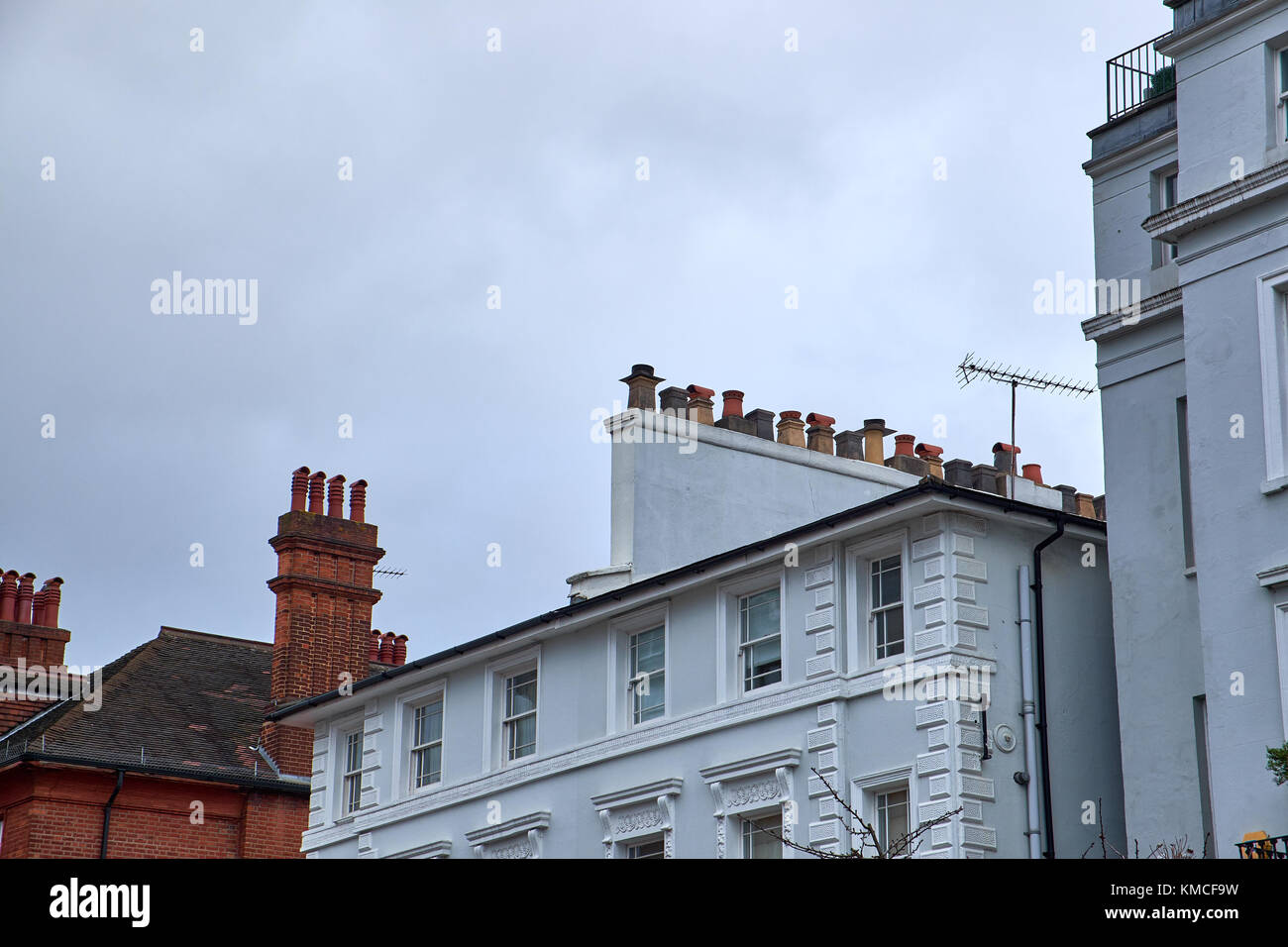 London City - Dezember 25, 2016: typisch englische Reihe der Schornsteine auf einem Dach in London. Stockfoto