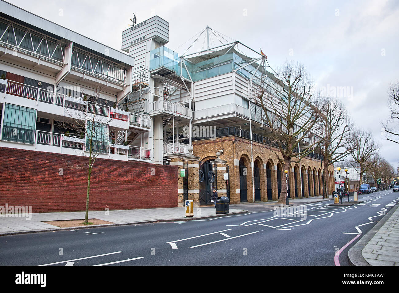 LONDON CITY - 25. DEZEMBER 2016: Die Fassade des Lord's Cricket Ground mit einer leeren Straße am Weihnachtstag Stockfoto