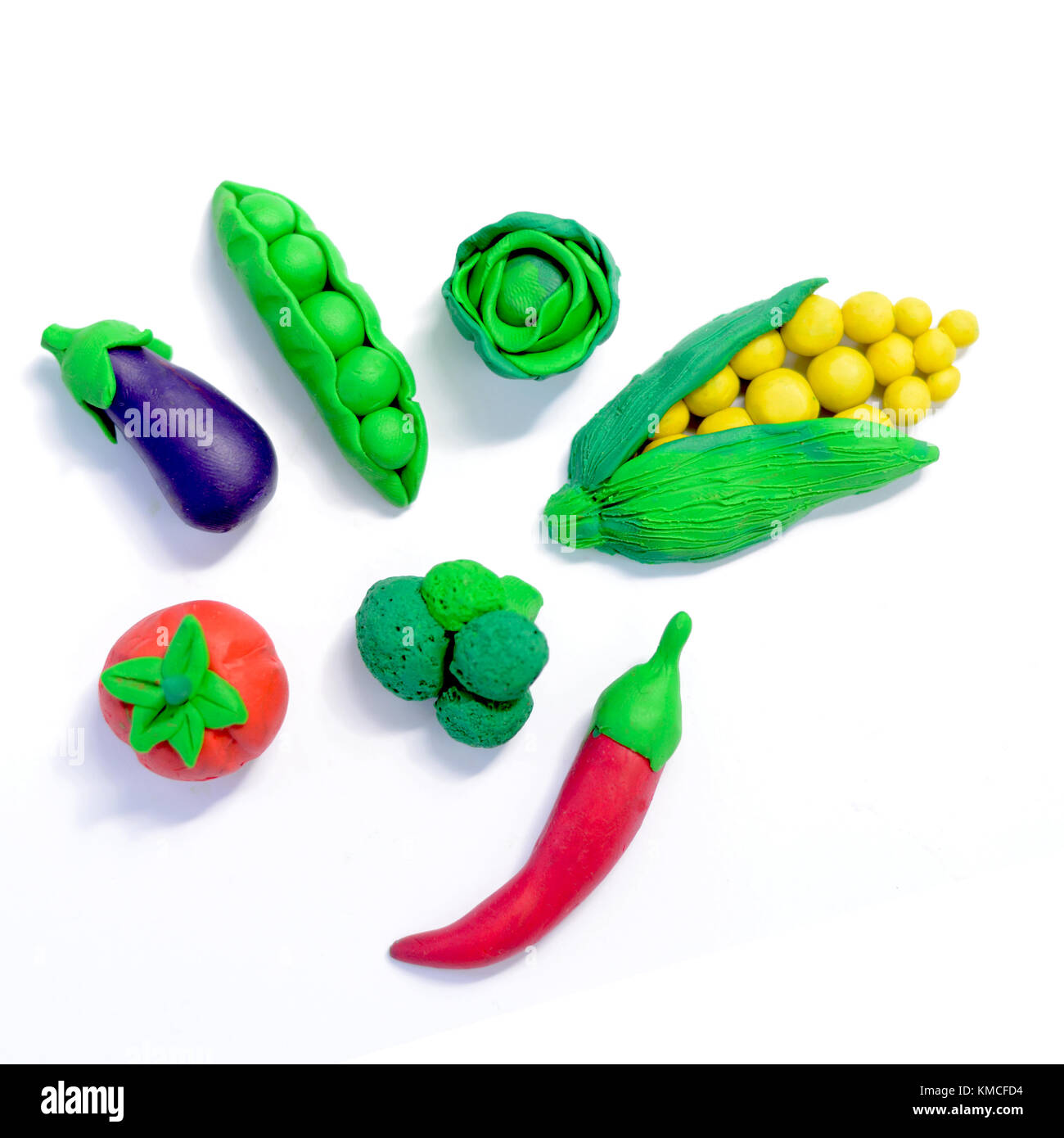 Plastilin Gemüse, Mais, Tomaten, Erbsen, Auberginen, Brokkoli, Kohl, cayenne pfeffer, auf weißem Hintergrund Stockfoto