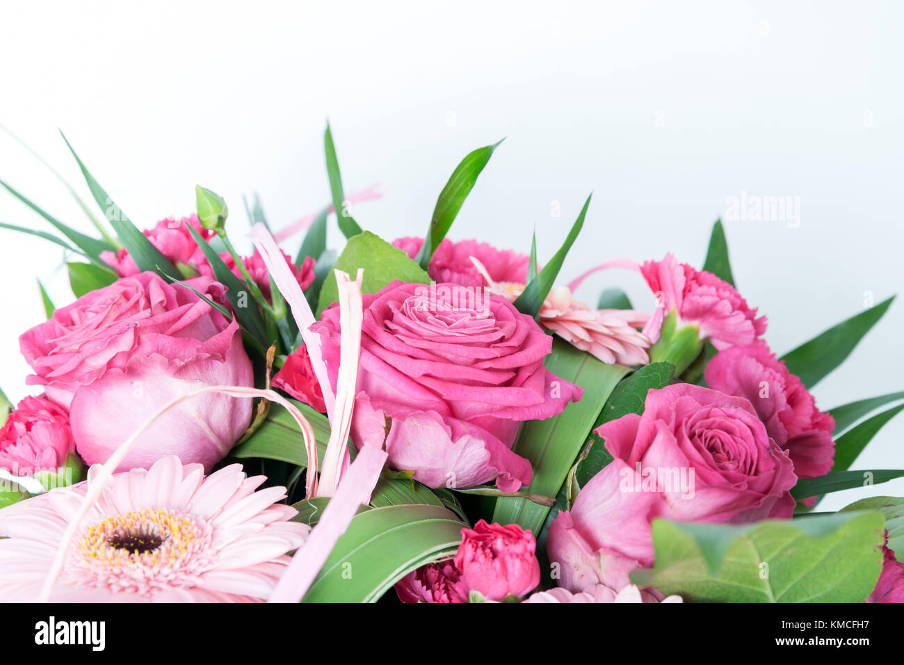 Bündel von bunten Blumen auf weißem Hintergrund Stockfoto
