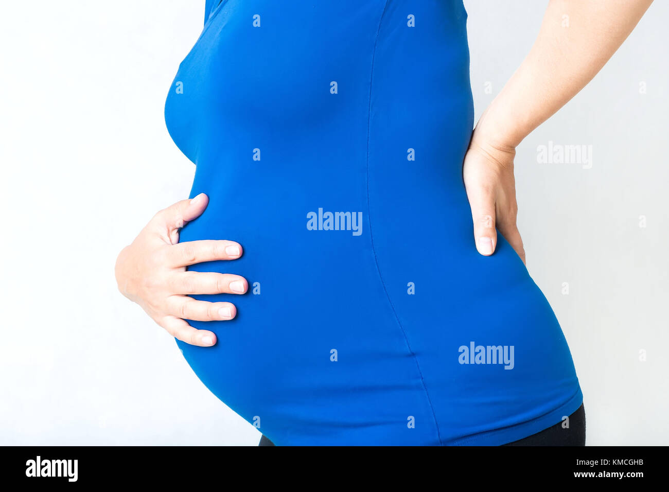 Schwangere Frau mit Magenschmerzen oder Rückenschmerzen, Konzept von Schmerzen in der Schwangerschaft Stockfoto