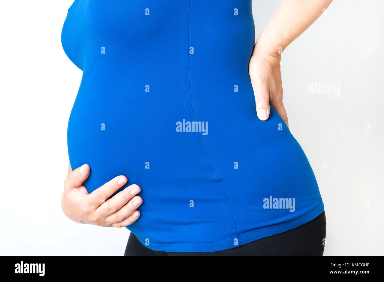 Schwangere Frau mit Magenschmerzen oder Rückenschmerzen, Konzept von Schmerzen in der Schwangerschaft Stockfoto