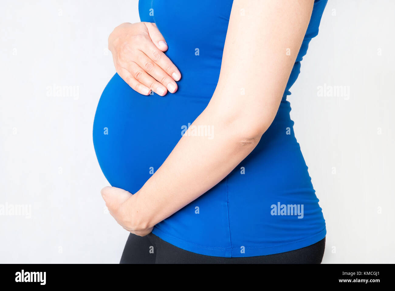 Schwangere Frau hielt ihre Hände auf Bauch, Konzept der Familie erweitern und erwartet für Neugeborene Stockfoto
