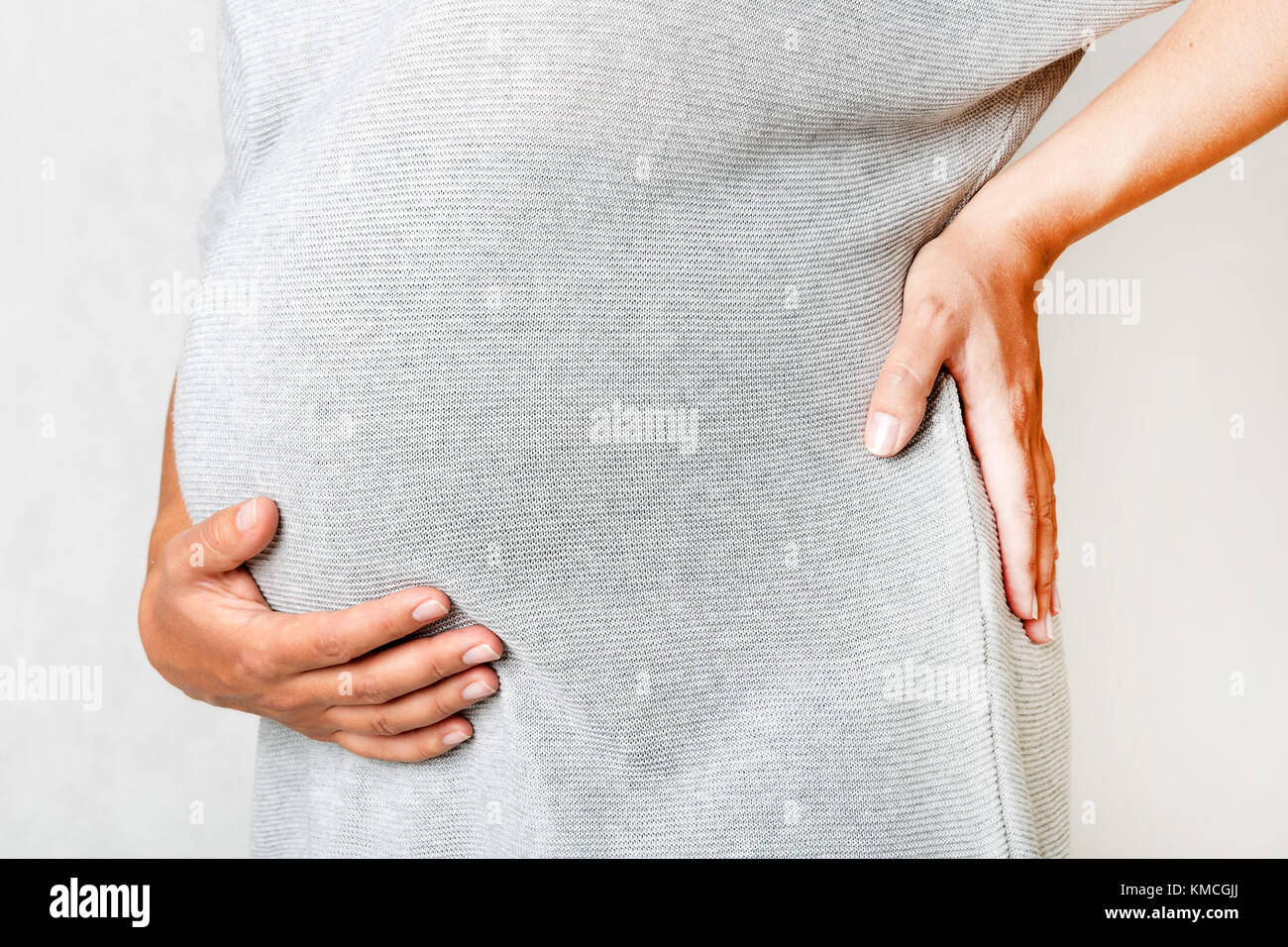 Schwangere Frau mit Magenschmerzen oder Rückenschmerzen, Konzept von Schmerzen in der Schwangerschaft Stockfoto