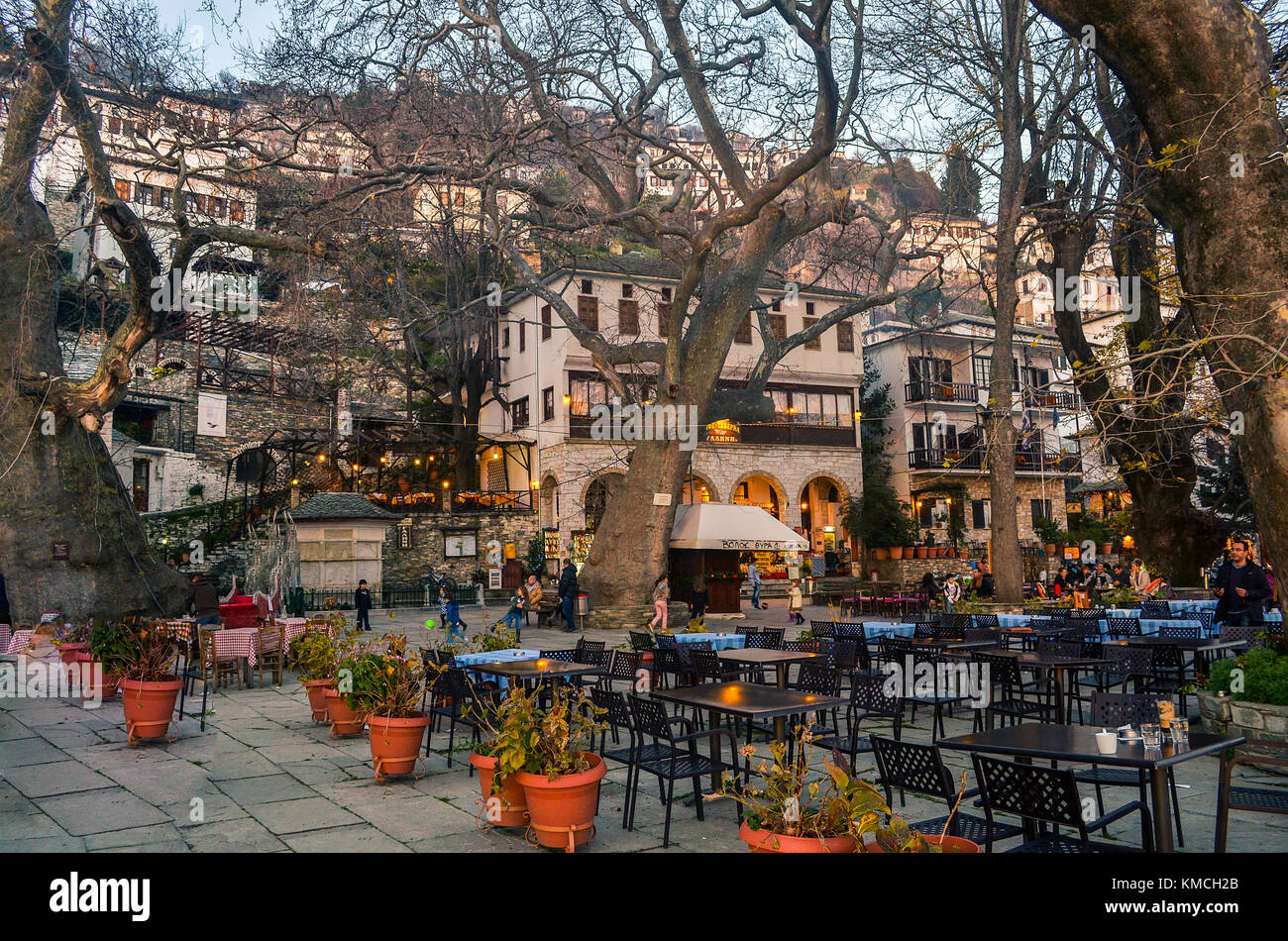 Makrinitsa Griechenland, - das traditionelle Dorf Makrinitsa mit dem Stein gebauten Häuser und den malerischen Marktplatz mit dem alten Baumbestand ein Stockfoto