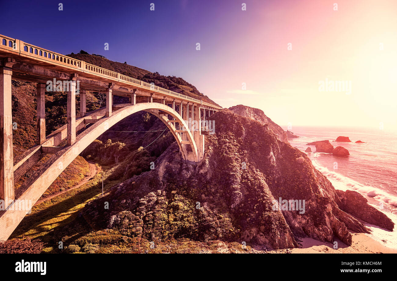 Vintage getonten Bild Der bixby Creek Bridge bei Sonnenuntergang, Pacific Coast Highway, Kalifornien, USA. Stockfoto