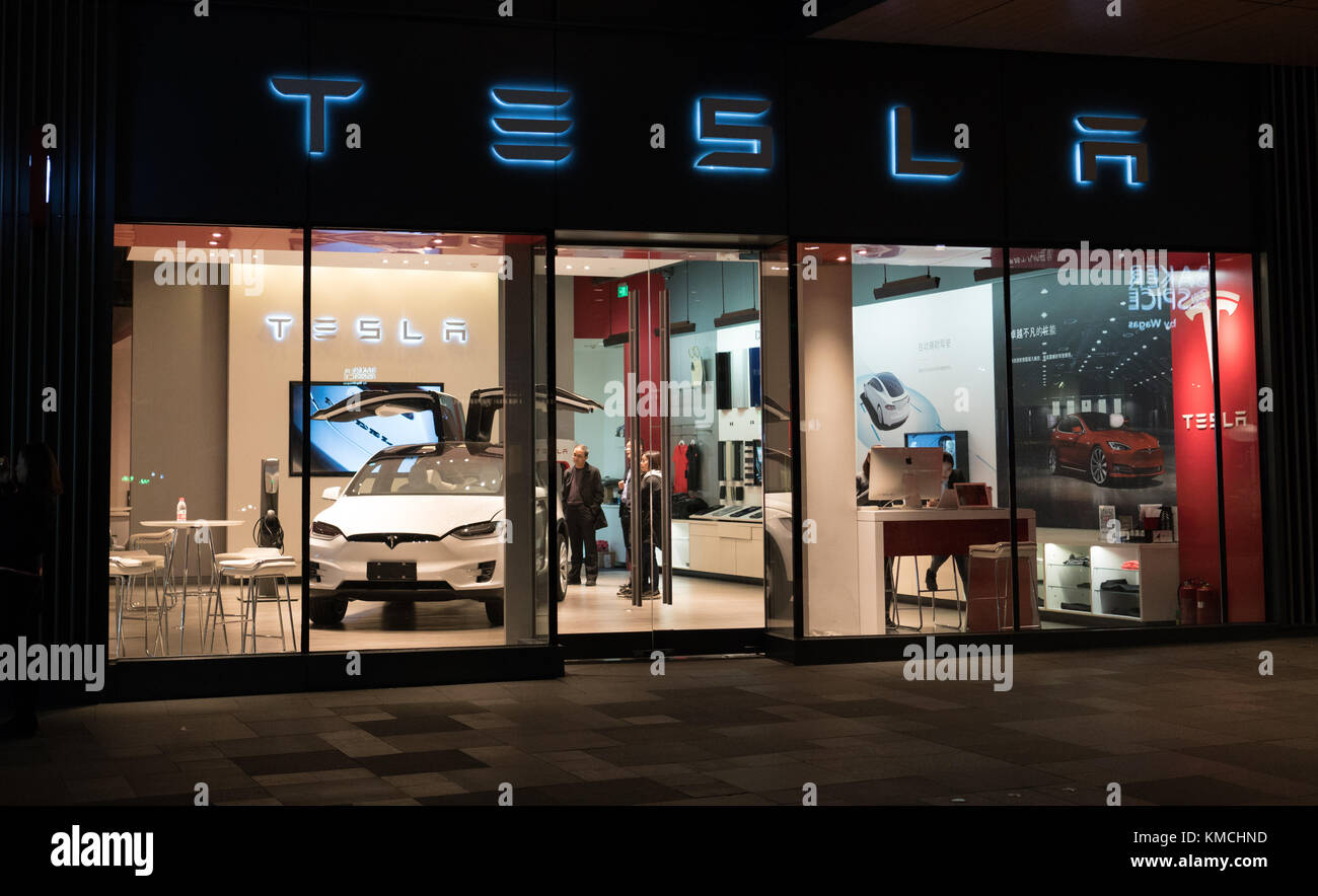 Chengdu Hubei China, 22. November 2017: Tesla Inc Cars Flagship Store in Chengdu China mit Tesla Logo und einem Elektroauto Modell X innen Stockfoto