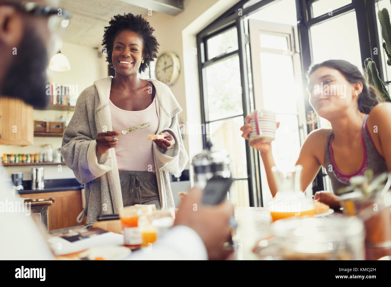Junge Freunde Mitbewohner genießen Frühstück am Küchentisch Stockfoto
