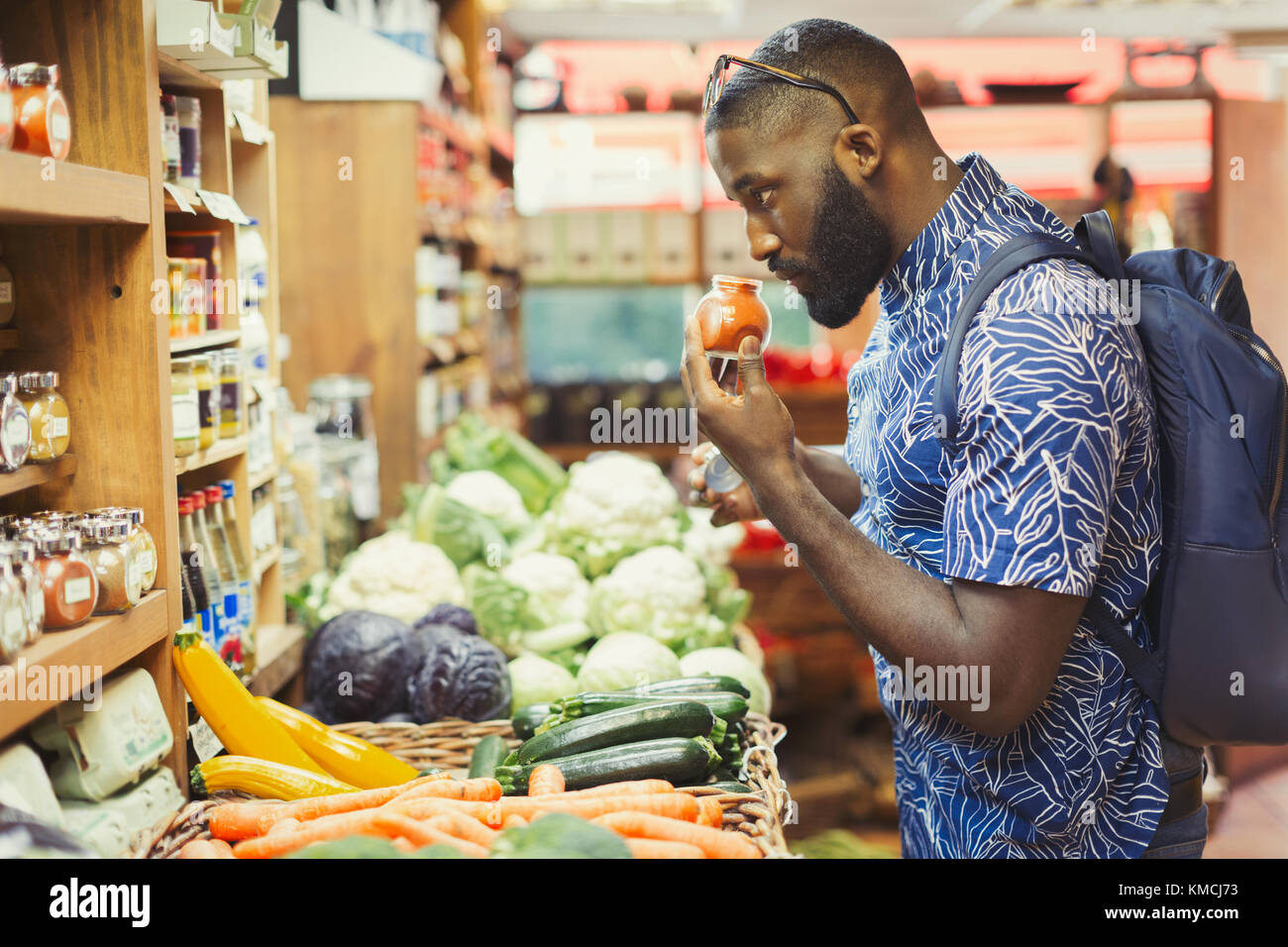 Mann beim Einkaufen, riechende Gewürze im Supermarkt Stockfoto