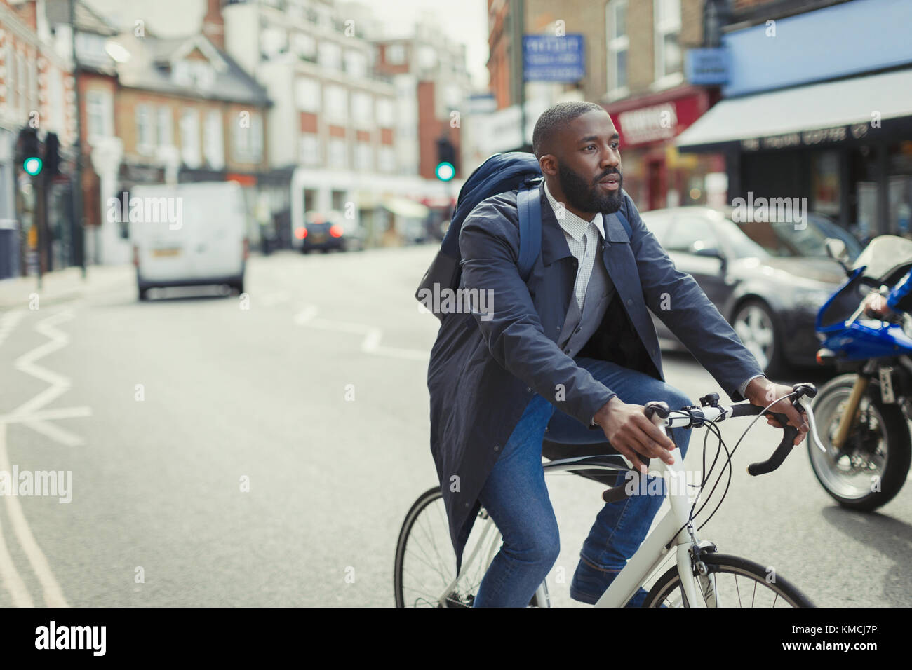 Geschäftsmann pendeln, Fahrrad fahren auf der städtischen Straße Stockfoto