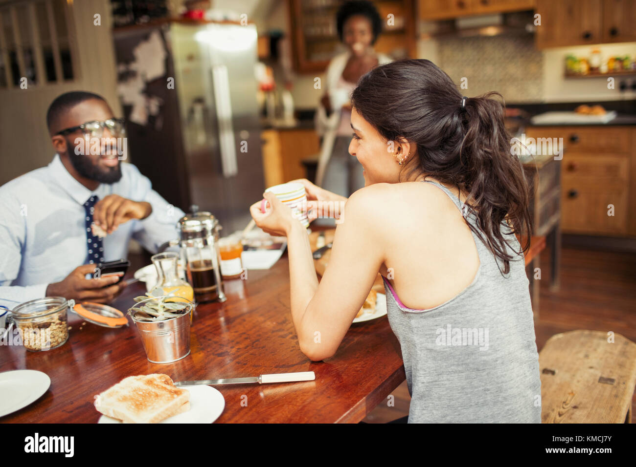 Ein Paar trinkt Kaffee und isst Frühstück am Tisch Stockfoto