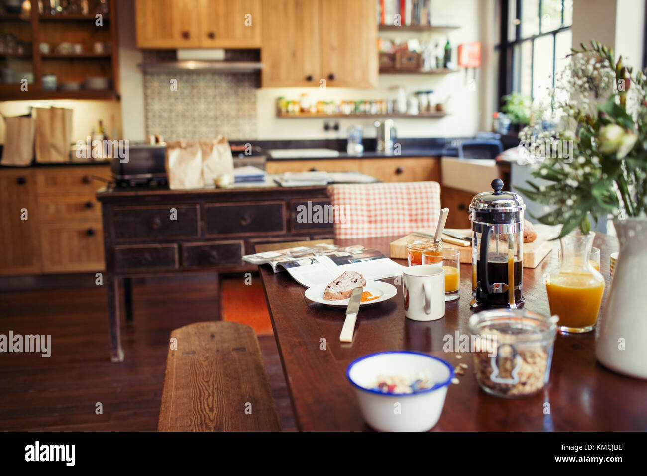 Kaffee und Frühstück auf dem Esstisch Stockfoto