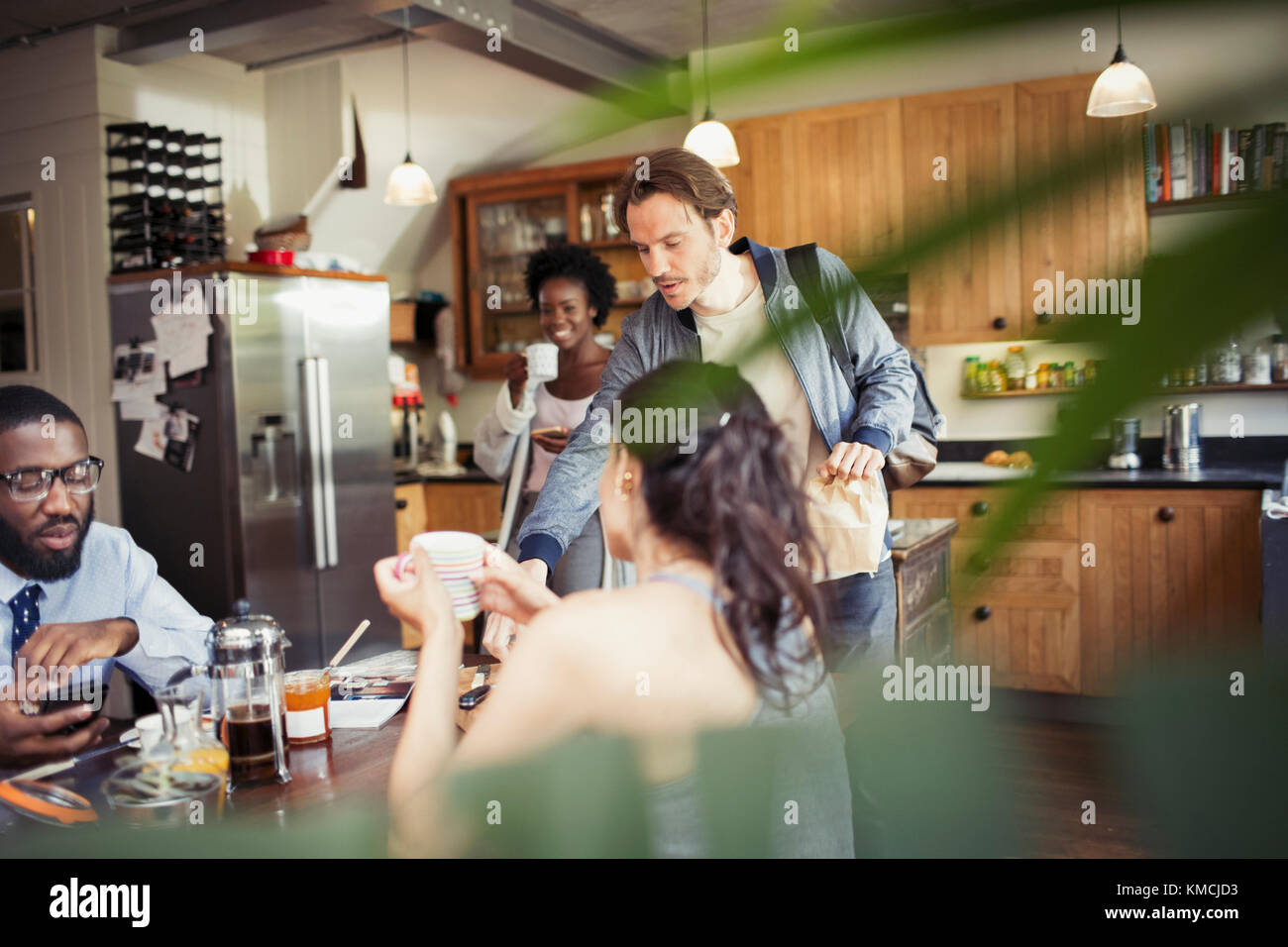 Freunde Mitbewohner trinken Kaffee am Frühstückstisch Stockfoto