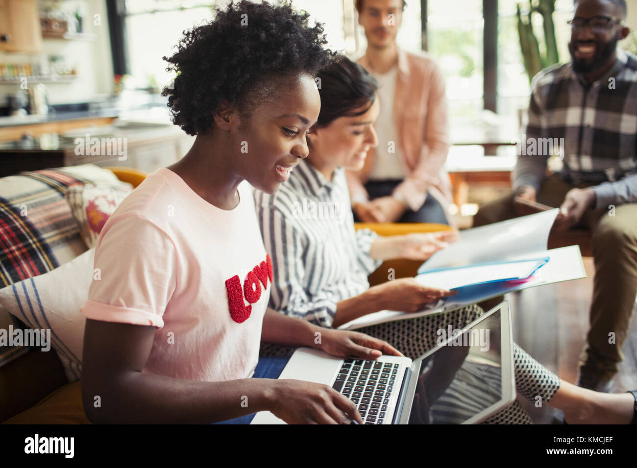 Kreative Geschäftsleute treffen sich mit einem Laptop und lesen Papierkram Stockfoto