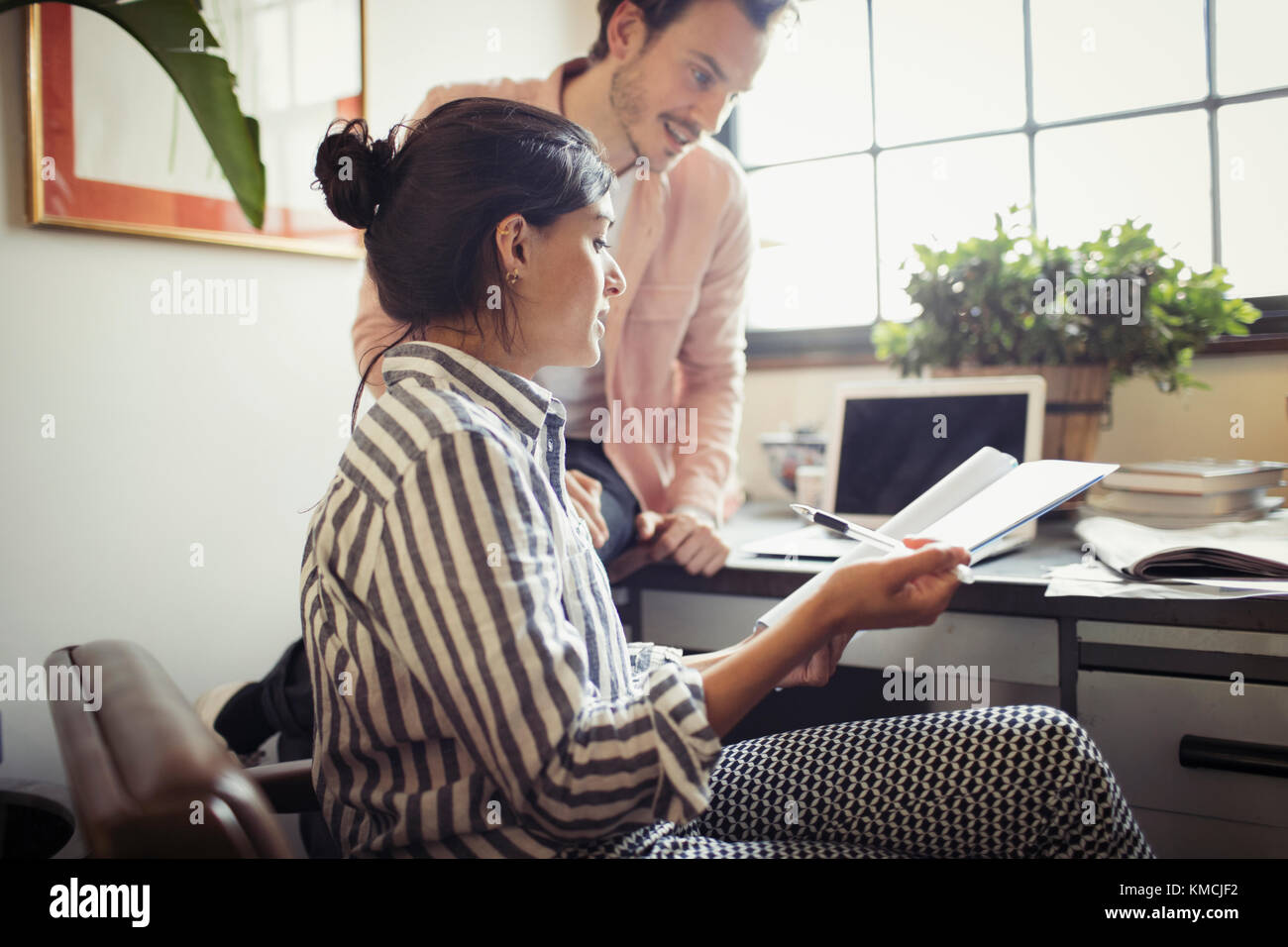 Geschäftsmann und Geschäftsfrau Überprüfung und Diskussion Papierkram im Büro Stockfoto