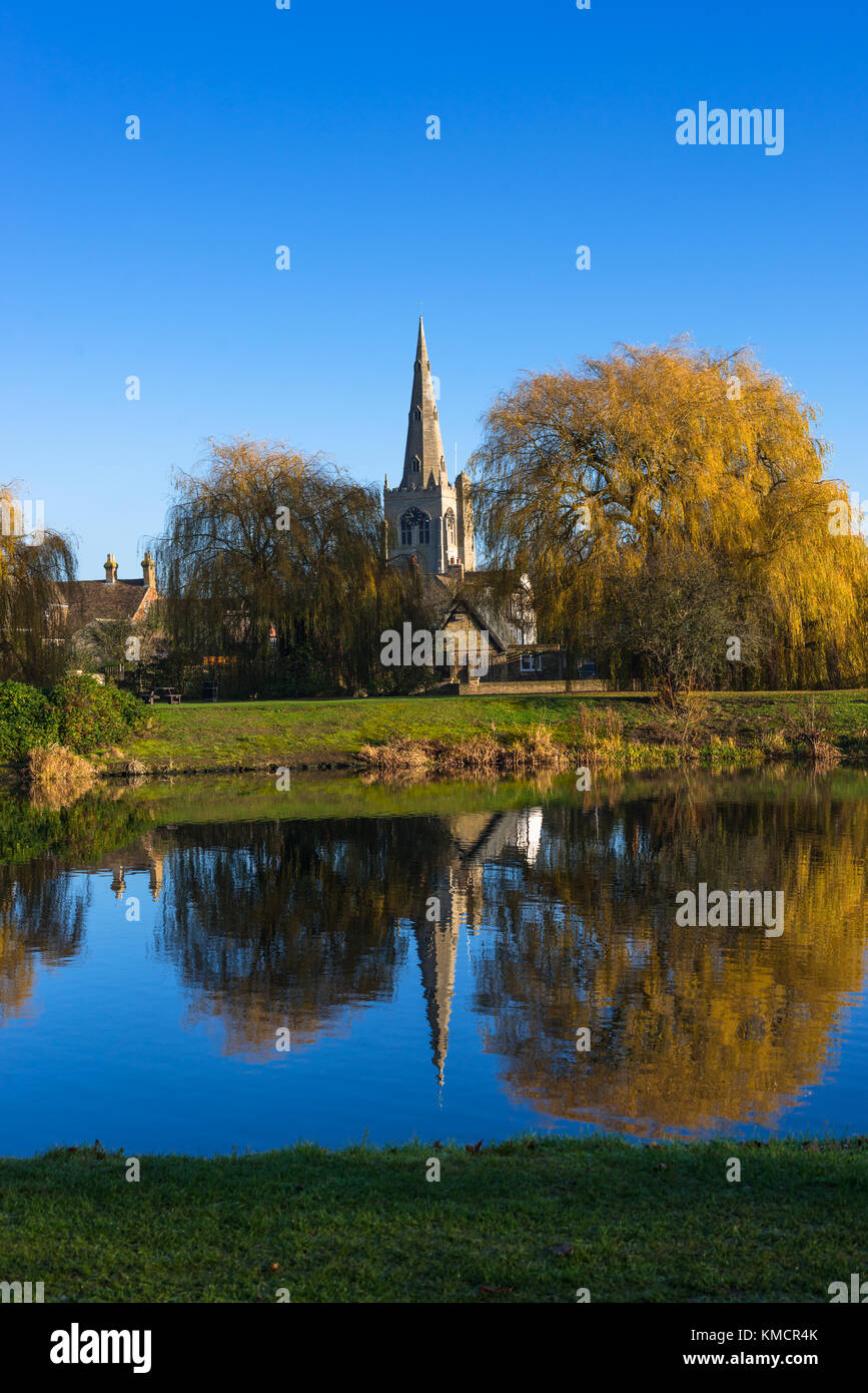 Kirche St. Maria, der Jungfrau, spiegelt sich in den unteren Pool aus Great Ouse Fluss, Godmanchester, Cambridgeshire, England, UK. Stockfoto