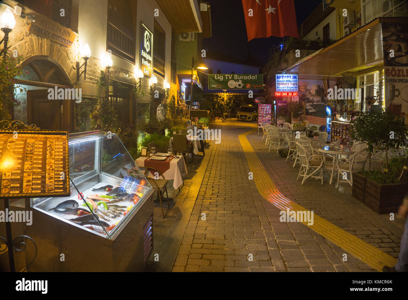 Nachtleben, Gastronomie in einer kleinen Gasse von Kaleici, der Altstadt von Antalya, Türkische Riviera, Türkei Stockfoto