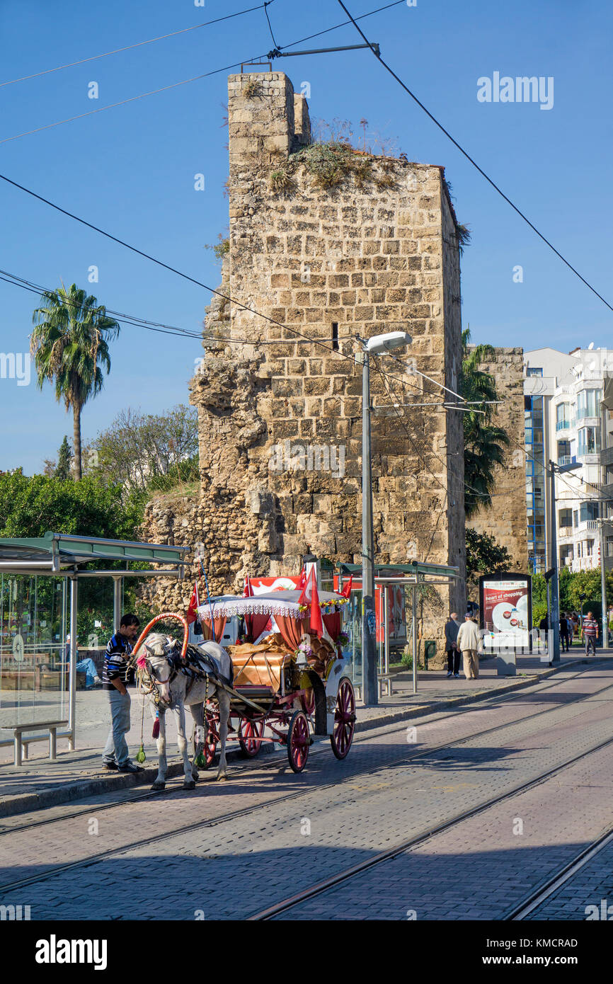 Dekoriert mit der Kutsche warten an Tramway Station, Kaleici, der Altstadt von Antalya, Türkische Riviera, Türkei Stockfoto