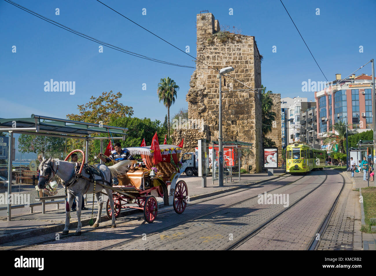 Dekoriert mit der Kutsche warten an Tramway Station, Kaleici, der Altstadt von Antalya, Türkische Riviera, Türkei Stockfoto