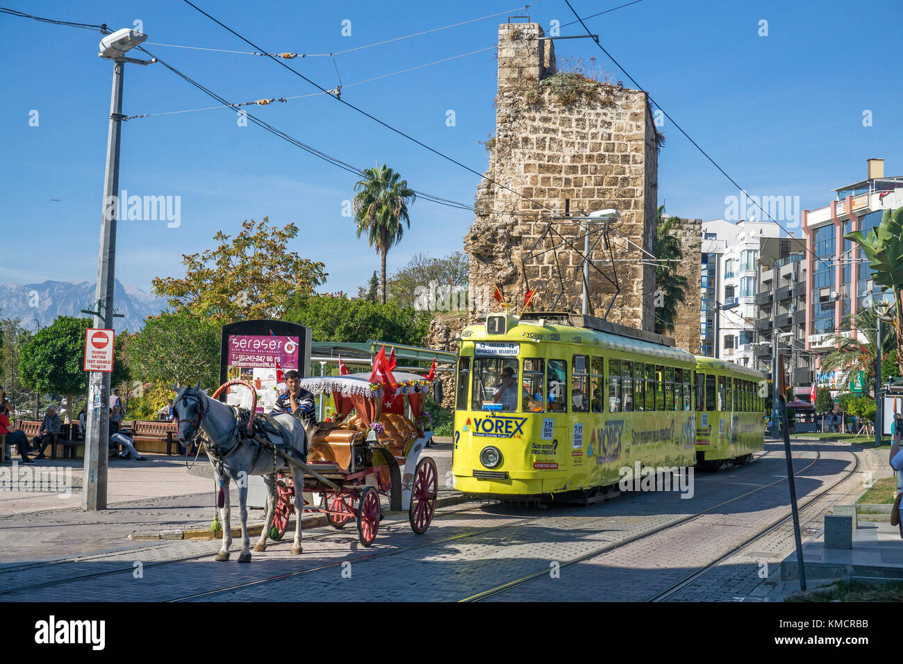 Dekoriert Pferdekutsche blockieren eine Straßenbahn am Kalekapisi Station, obere Grenze zu Kaleici, der Altstadt von Antalya, Türkische Riviera, Türkei Stockfoto