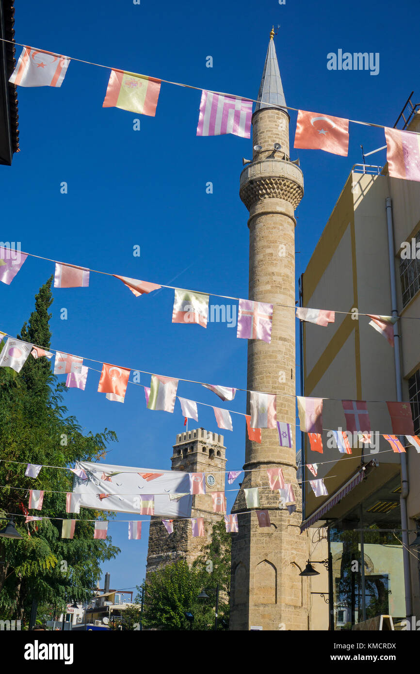 Tekeli Mehmet Pasa Moschee, hinter Saat Kulesi, Clock Tower, das historische Zentrum, die Altstadt von Antalya, Kaleici, Antalya, Türkische Riviera, Türkei Stockfoto