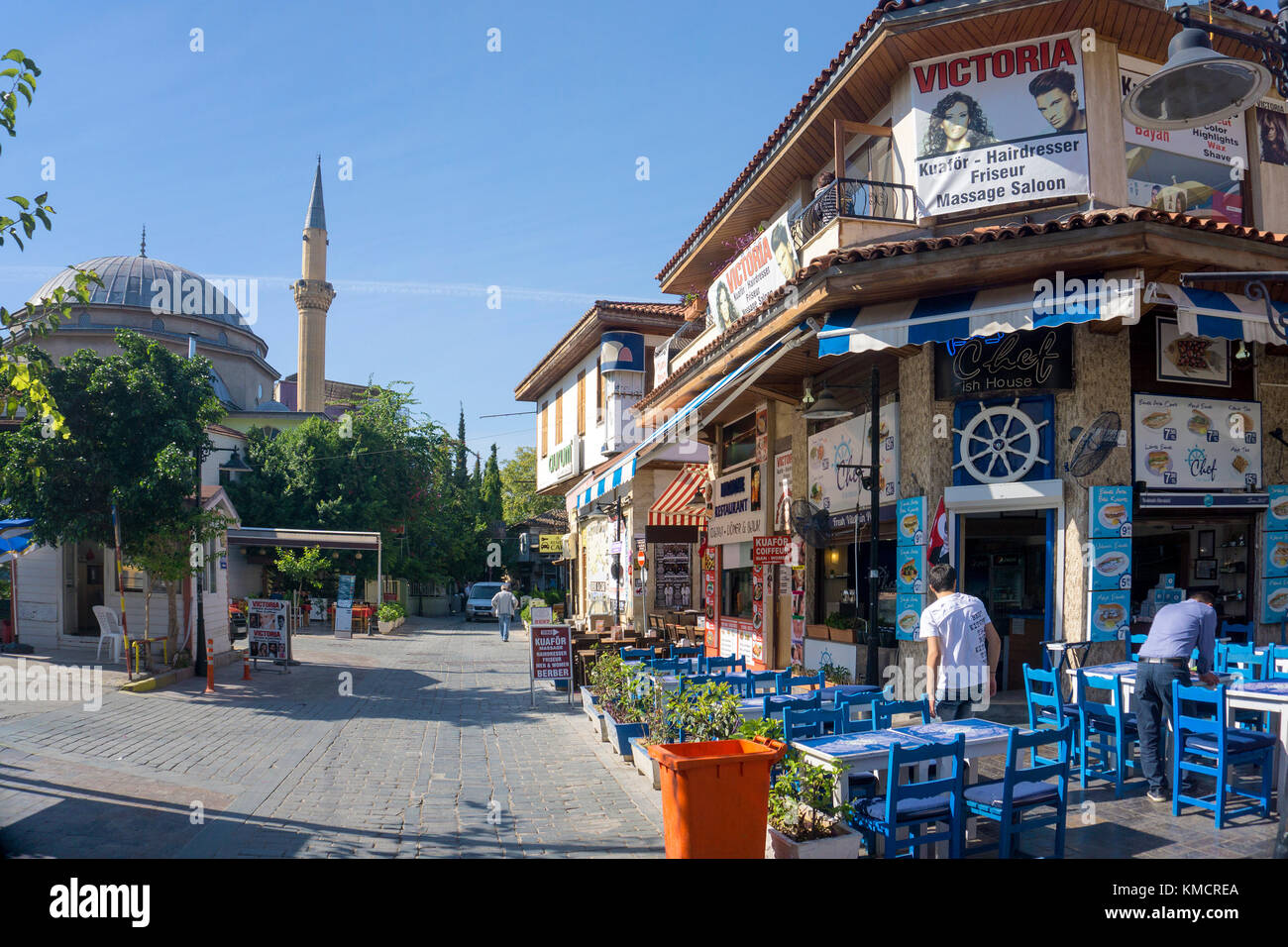 Außerhalb der Gastronomie in einer kleinen Gasse von Kaleici, der Altstadt von Antalya, Türkische Riviera, Türkei Stockfoto