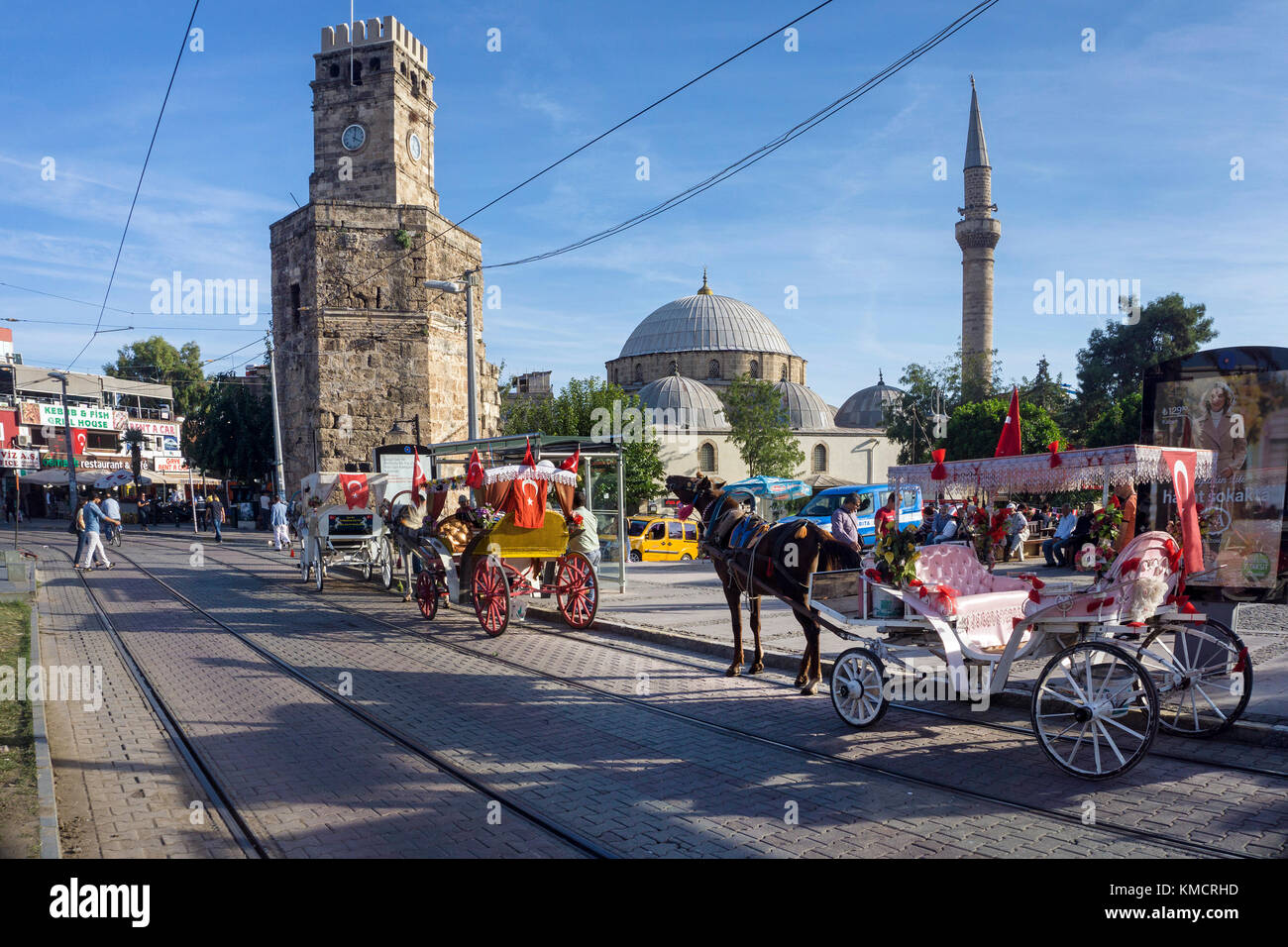 Dekoriert mit der Kutsche bei der Saat Kulesi, Clock Tower und Tekeli Mehmet Pasa Moschee, old town Kaleici, Antalya, Türkei Stockfoto