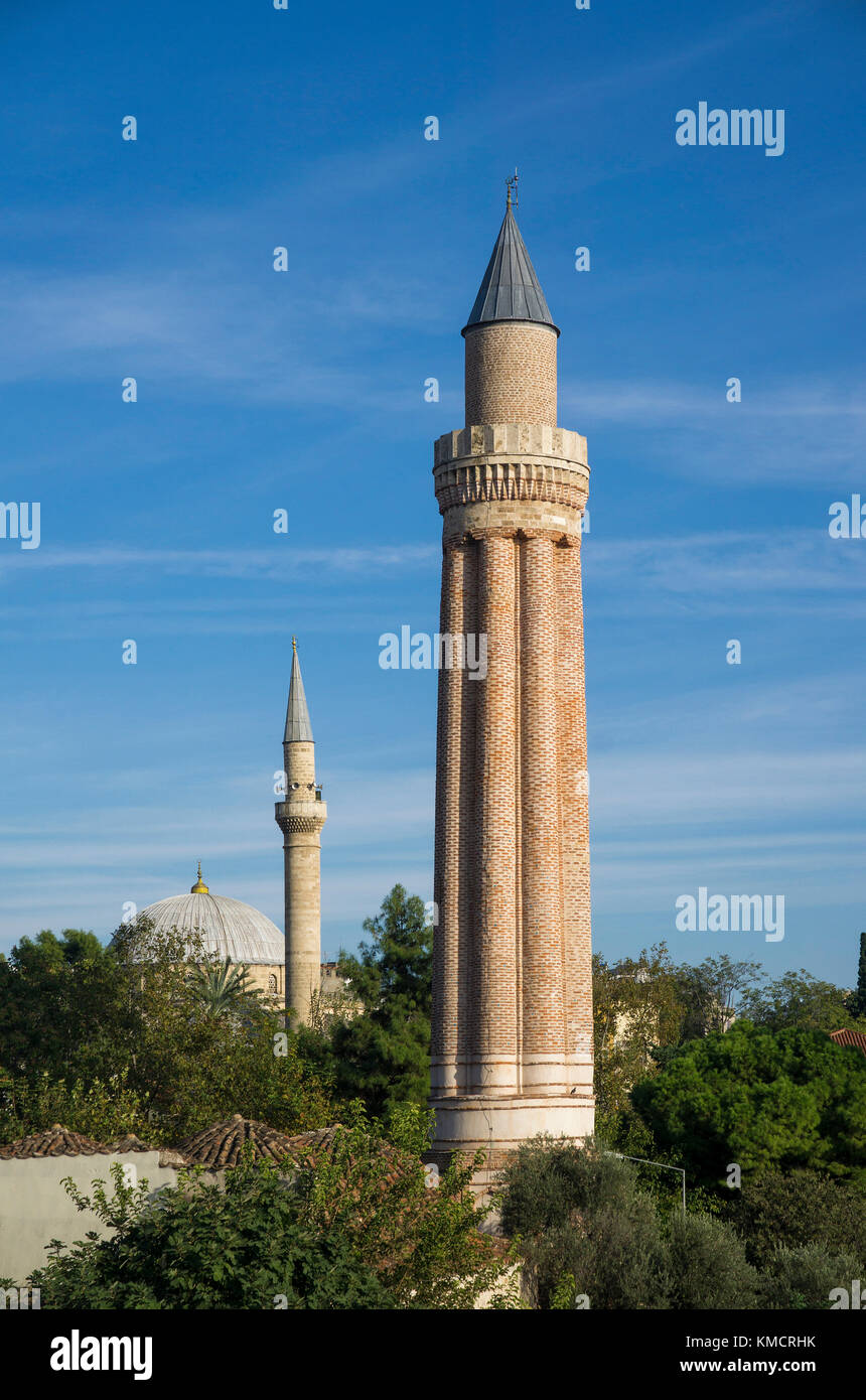 Yivli Minarett in der Altstadt Kaleici, hinter dem Tekeli Mehmet Pasa Moschee, Antalya, Türkische Riviera, Türkei Stockfoto